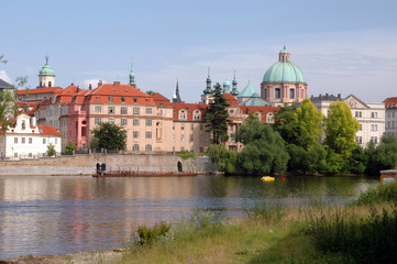 Fototapeta na wymiar Zamek dzielnica Praga Republika Czeska przez Vlata rzeki