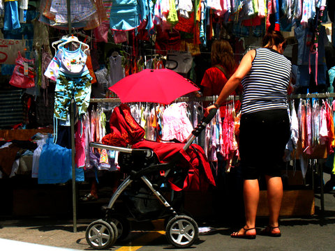 MUJER CON BEBE EN EL MERCADILLO