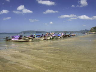 Fototapeta na wymiar Sandstrand mit Booten bei Krabi, Thailand