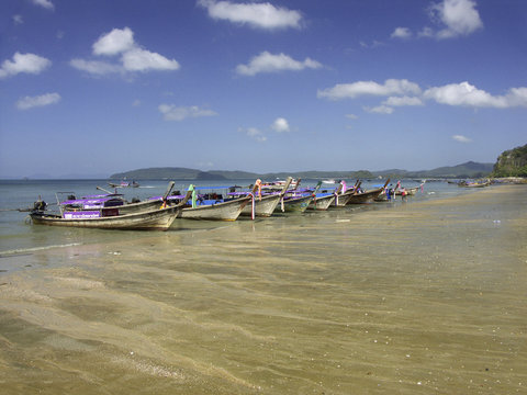 Sandstrand mit Booten bei Krabi, Thailand