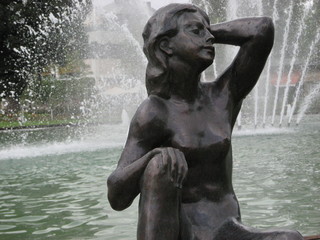 Fototapeta na wymiar Skulptur vor Springbrunnen