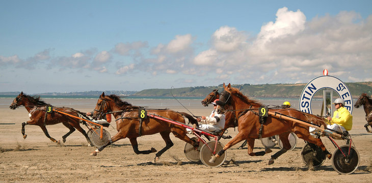 Course hippique sur une plage en Bretagne