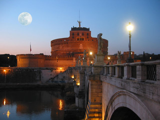 Castel Sant'Angelo al crepuscolo con Luna