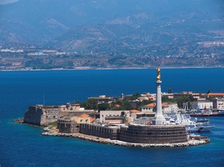 Messina il porto e la Madonnina