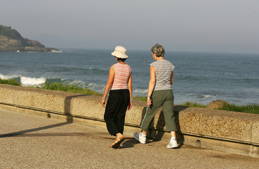 promeneurs en bord de mer