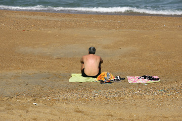 homme en bord de mer
