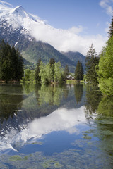 Fototapeta na wymiar Widok z Mont Blanc górskim odzwierciedlenie w jeziorze