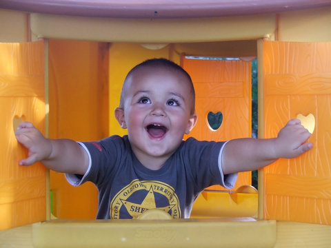 ni&ntilde;o jugando