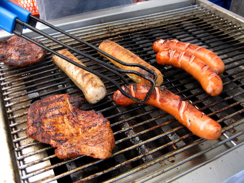 Rote Wurst und Schweinehals auf einem Grill