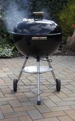 Barbecue kettle in use