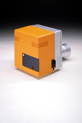 un bruleur de chaudiere fioul sur un fond degradé noir et blanc