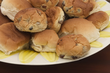 a bowl of currant buns