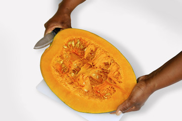 Ahuyama zapayo calabaza cortado por mujer negra