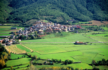 Fototapeta na wymiar Wioski w zakresie Pireneje górskich w Hiszpanii.