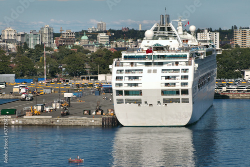 cruise ship docking in victoria bc
