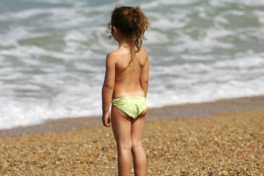 petite fille en maillot de bain Stock Photo | Adobe Stock