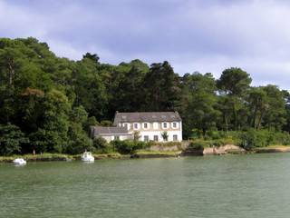 Fototapeta na wymiar Dom na Zatoce Morbihan