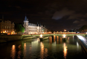 Fototapeta na wymiar The Seine at Night