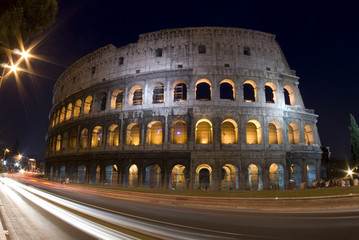 Fototapeta na wymiar Koloseum Rzym razem noc włochy smugami światła samochodów turystów