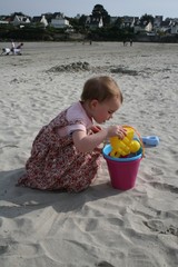 enfant dans le sable