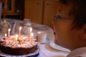 Junge mit Geburtstagskuchen