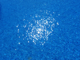 Sonnenspiegelung im Wasser