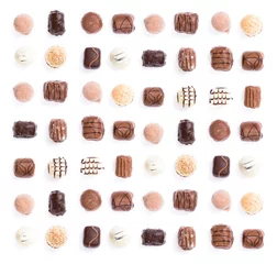 Photo sur Aluminium Bonbons Chocolates in a uniform pattern isolated on white