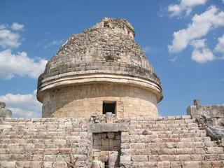 Naklejka premium Mayan Observatory at Chichen Itza