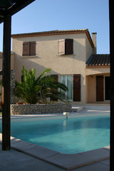 Villa, piscine et ciel bleu