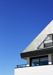 maison moderne au soleil