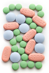 Obraz na płótnie Canvas Red zielone i niebieskie tabletki na białym tle