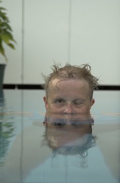 augenzudrueckerin mit wirren haaren