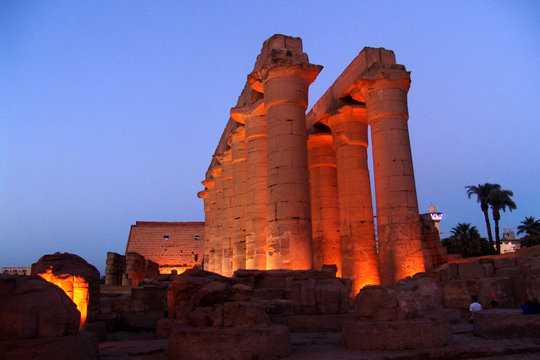 Der Luxor-Tempel in der Dämmerung