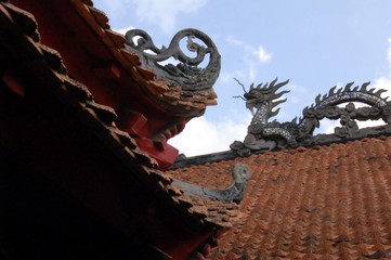 Toiture d&eacute;cor&eacute;e d'une pagode (Hanoi, Vietnam)