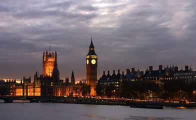 Fototapeta na wymiar Big Ben z Izby Parlamentu Londona i Tamizie