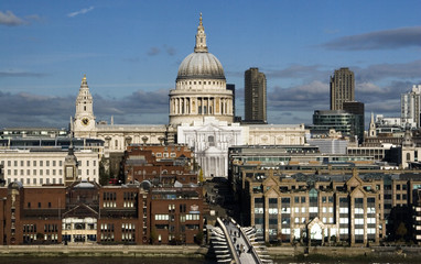 Fototapeta na wymiar St.Paul Cathedral. Widok na Tamizie z Millennium Bridge