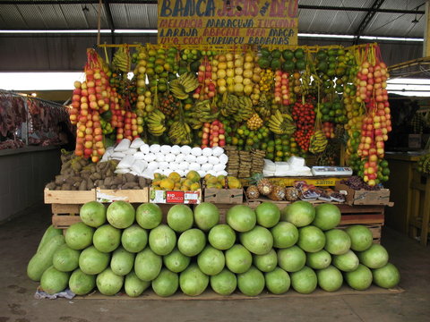 Obststand in Iranduba, mit Fr&uuml;chten wie Zimtapfel,  Melonen, Limetten, Maracaja usw. Amazonas, Brasilien