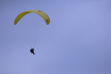 Homme parapente