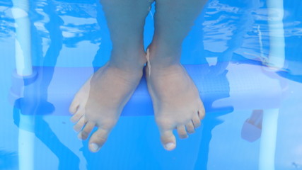 pieds dans l'eau