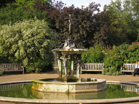 fountain of cupid in the park