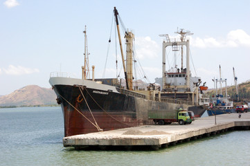 Fototapeta premium cargo ; port de Lembar ; Lombok