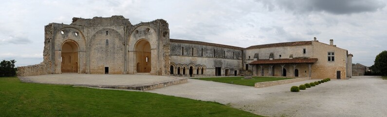 Fototapeta na wymiar Abbaye de Trizay