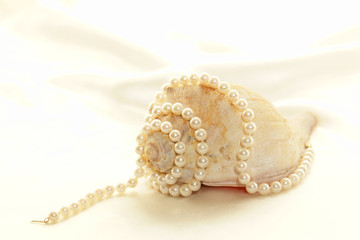 pearls with conch