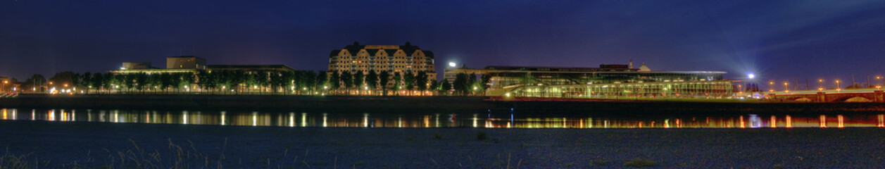 Panorama Elbterassenufer mit Maritim-Hotel und Kongresszentrum