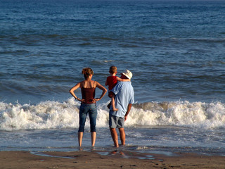 FAMILIA EN LA PLAYA