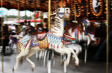 Fototapeta na wymiar Obraz konie na karuzeli w ruchu