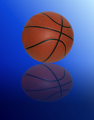 Obraz premium Basketball on gradient blue background with reflection