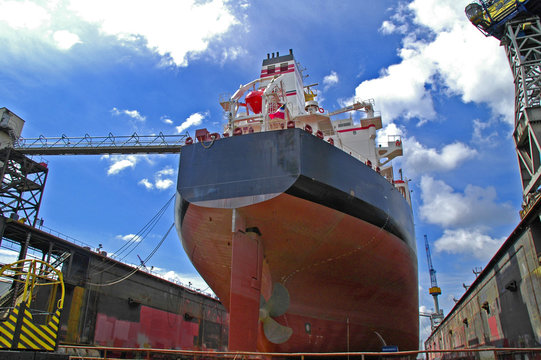Frachter im Trockendock