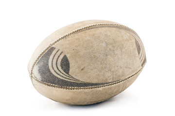 Un ballon de rugby bien utilisé et usé.