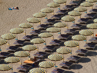 ombrelloni sulla spiaggia